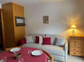 Studio cosy à Méribel, à 20m des pistes, avec balcon, casier à ski et accès facile aux navettes - FR-1-180-333